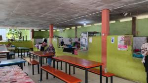 Potret-kantor-Sekolah-SMPN-28-tampak-sepi-pengunjung-dari-aktivitas-siswa-yang-jajan.jpg