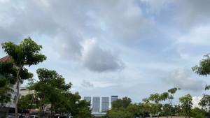 Potret-langit-Batam-Center-Jumat-1710-pagi-hari-cerah-berawan.jpg
