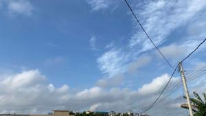 Potret-langit-Batam-Center-Jumat-199-pagi-hari-cerah-berawan-terik.jpg