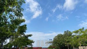 Potret-langit-Batam-Center-Jumat-269-pagi-hari-berawan.jpg