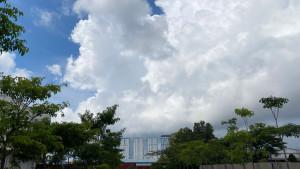 Potret-langit-Batam-Center-Jumat-310-pagi-hari-berawan-tebal.jpg