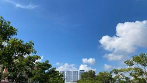 Potret-langit-Batam-Center-Kamis-1610-pagi-hari-cerah-berawan.jpg