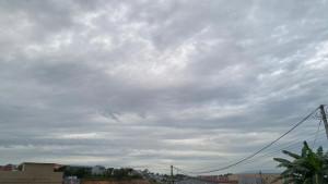 Potret-langit-Batam-Center-Rabu-2210-pagi-hari-berawan-tebal.jpg