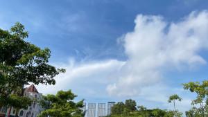 Potret-langit-Batam-Center-Rabu-810-pagi-hari-cerah-berawan.jpg