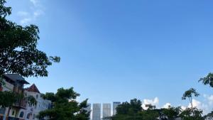 Potret-langit-Batam-Center-Sabtu-1110-pagi-hari-cerah.jpg