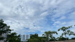 Potret-langit-Batam-Center-Sabtu-2510-pagi-hari-berawan-tebal.jpg