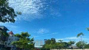 Potret-langit-Batam-Center-Sabtu-410-pagi-hari-cerah.jpg