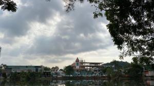 Potret-langit-Batam-Center-Selasa-2810-pagi-hari-berawan.jpg