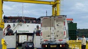 Potret-mobil-memasuki-lumbung-kapal-Roro-di-ponton-B-pelabuhan-ASDP-Batam-kapal-tampak-full.jpg