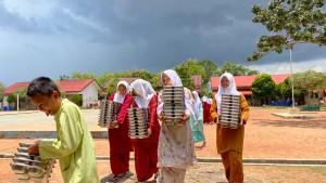 Potret-siswa-mengangkut-ompreng-MBG-untuk-dikonsumsi.jpg