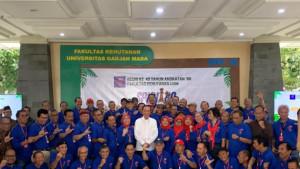 Presiden-ketujuh-RI-Joko-Widodo-berfoto-bersama-sahabat-sahabat-lamanya-di-UGM.jpg