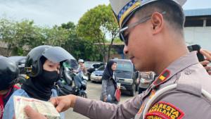 Razia-gabungan-kendaraan-roda-dua-dan-angkutan-barang-diperiksa-surat-surat-dan-kelayakannya.jpg