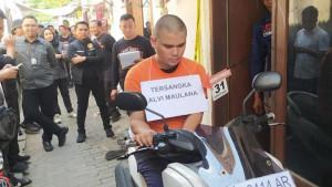 Rekonstruksi-kasus-pembunuhan-disertai-mutilasi-dengan-tersangka-Alvi-Maulana-24.jpg