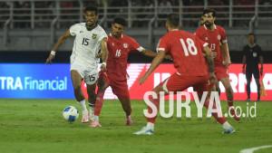 Ricky-Kambuaya-15-terkepung-pemain-Lebanon-pada-pertandingan-FIFA-Matchday.jpg