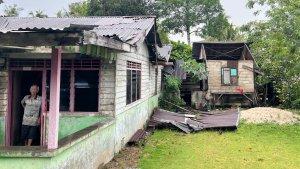 Rumah-Lansia-di-Lingga-Kepri-rusak-disapu-angin-puting-beliung.jpg