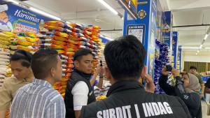 Satgas-Pangan-dipimpin-Direktur-Krimsus-Kombes-Pol-Silvester-sidak-toko-di-pasar-Summerland.jpg