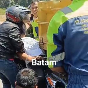 Screenshot-tampak-warga-mengevakuasi-pelajar-yang-terhimpit-mobil.jpg
