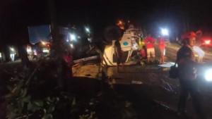 Sebuah-kontainer-menutup-satu-lajur-seusai-kecelakaan-karambol-di-Salatiga-Jawa-Tengah.jpg
