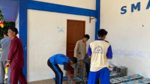 Siswa-SMAN-14-Sengkuang-menyusun-ompreng-MBG-yang-sudah-selesai-dikonsumsi.jpg