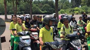 Siswa-SMK-N-1-Batu-Aji-Konvoi-memasuki-GOR-Temenggung-tampak-sebagian-tak-pakai-helm-Sabtu-1110.jpg