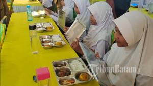Siswa-SMPN-1-Singkep-Lingga-santap-menu-MBG.jpg