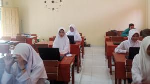 Siswi-MTs-Aqidatunnajin-ikut-OMI.jpg
