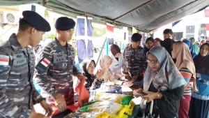Siti-Rela-Jalan-Kaki-Demi-Sembako-Lanal-Tarempa-Danlanal-Letkol-Romi-Wujud-Nyata-Kehadiran-TNI.jpg