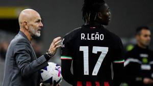 batam/Stefano-Pioli-bicara-dengan-Rafael-Leao-ac-milan-vs-fiorentina.jpg