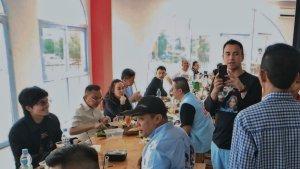 Suasana-Rojo-Sambel-si-Aa-di-kawasan-Pantai-Indah-Kutiara.jpg