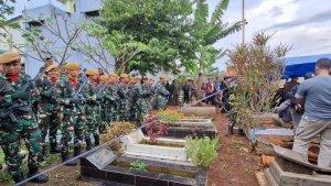 Suasana-pemakaman-militer-Mayor-CPL-Anda-Rohanda-di-Desa-Cinunuk.jpg