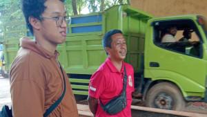 Supir-truk-sampah-Doni-baju-merah.jpg