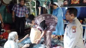 Tak-Bisa-ke-Pustu-Lansia-96-Tahun-di-Anambas-Dikunjungi-Kapolres-dan-Diberi-Bantuan.jpg
