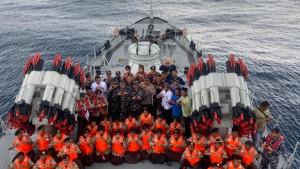 Tanamkan-Semangat-Maritim-Lanal-Tarempa-Ajak-Pelajar-di-Anambas-Belajar-Lewat-Joy-Sailing.jpg