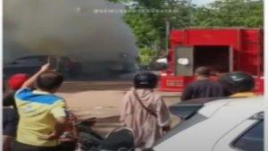 Tangkap-layar-mobil-terbakar-depan-pintu-masuk-Fanindo-Batuaji-Batam.jpg