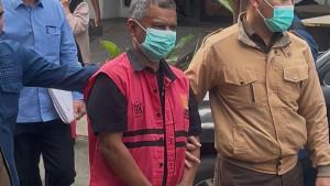 Tersangka-kasus-korupsi-PNBP-pandu-kapal-di-Batam-digiring-masuk-mobil-tahanan-menuju-Rutan.jpg