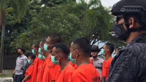 Tersangka-terpelongok-menyaksikan-narkoba-yang-ditangkap-dari-tangannya-dimusnahkan.jpg