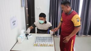 Tes-urin-salah-satu-pemeriksaan-kesehatan-di-Polres-Lingga-tahun-2025.jpg