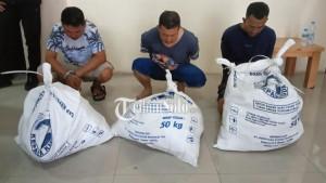 Tiga-karung-berisi-uang-yang-diamankan-dari-driver-bank-Jateng-Anggun-tengah.jpg
