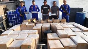 Tim-Patroli-KP-Anis-Madu-3009-mengamankan-sebuah-kapal-pompong-yang-membawa-48-dus-rokok.jpg