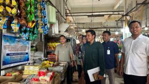 Tim-gabungan-Bapanas-RI-dan-Ditreskrimsus-Polda-Kepri-sidak-pasar-SP-Plaza-Sagulung.jpg