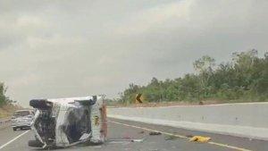 Truk-Kru-PAL-TV-yang-Kecelakaan-di-Tol-Indralaya-Prabumulih-Terbalik-dan-Ringsek-Parah.jpg