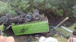 Truk-yang-mengalami-rem-blong-terguling-di-Probolinggo.jpg
