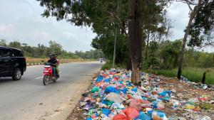 Tumpukan-sampah-berserakan-di-ruas-jalan-Hang-Kesturi-Kampung-Jabi-Nongsa.jpg