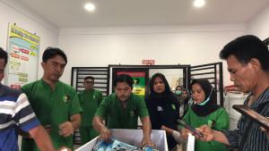 Usai-tindakan-forensik-jenazah-dievakuasi-ke-ambulanc-untuk-diserahkan-ke-keluarga.jpg