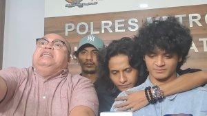 Vadel-Badjideh-bersama-kuasa-hukumnya-Razman-Nasution.jpg
