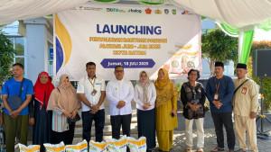 Wagub-Kepri-dan-Kepala-Bulog-Batam-menyerahkan-bantuan-beras-bulog-kepada-masyarakat-di-Baloi-Permai.jpg