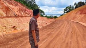 Wakil-Bupati-Lingga-Novrizal-tinjau-perbaikan-jalan-Pelabuhan-Roro-Penarik.jpg