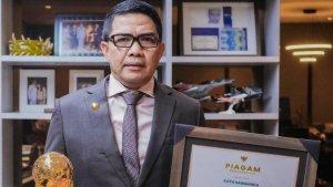 Wali-Kota-Samarinda-Andi-Harun-terima-penghargaan-UHC-Awards-2024.jpg