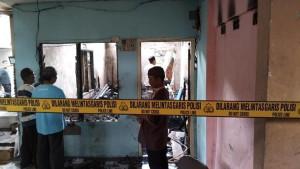 Warga-dan-polisi-mendatangi-lokasi-kebakaran-di-Palembang.jpg