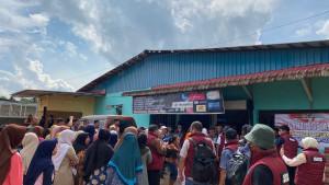 Warga-menyerbu-pembagian-paket-sembako-Ditres-Narkoba-Polda-Kepri.jpg